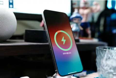 宝鸡苹果15换屏服务分享用什么充电器给iPhone15充电更好 